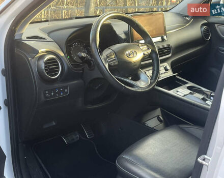 Білий Хендай Kona Electric, об'ємом двигуна 0 л та пробігом 125 тис. км за 17800 $, фото 14 на Automoto.ua