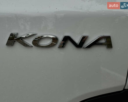 Белый Хендай Kona Electric, объемом двигателя 0 л и пробегом 58 тыс. км за 17499 $, фото 23 на Automoto.ua