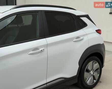 Белый Хендай Kona Electric, объемом двигателя 0 л и пробегом 96 тыс. км за 19500 $, фото 6 на Automoto.ua