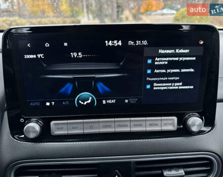 Белый Хендай Kona Electric, объемом двигателя 0 л и пробегом 58 тыс. км за 17499 $, фото 101 на Automoto.ua