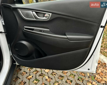 Белый Хендай Kona Electric, объемом двигателя 0 л и пробегом 58 тыс. км за 17499 $, фото 37 на Automoto.ua