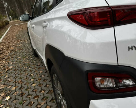 Белый Хендай Kona Electric, объемом двигателя 0 л и пробегом 58 тыс. км за 17499 $, фото 20 на Automoto.ua