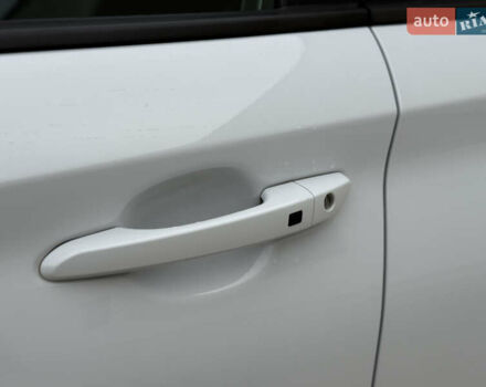 Белый Хендай Kona Electric, объемом двигателя 0 л и пробегом 96 тыс. км за 19500 $, фото 4 на Automoto.ua