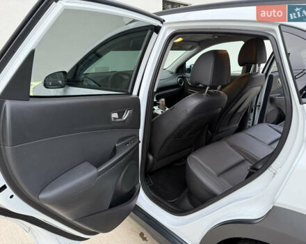 Белый Хендай Kona Electric, объемом двигателя 0 л и пробегом 96 тыс. км за 19500 $, фото 39 на Automoto.ua