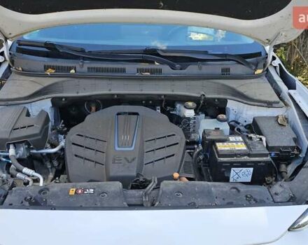 Белый Хендай Kona Electric, объемом двигателя 0 л и пробегом 44 тыс. км за 17450 $, фото 13 на Automoto.ua