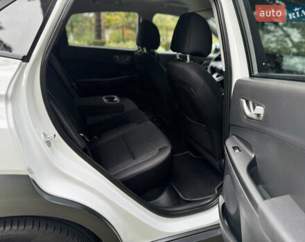 Белый Хендай Kona Electric, объемом двигателя 0 л и пробегом 103 тыс. км за 17999 $, фото 69 на Automoto.ua