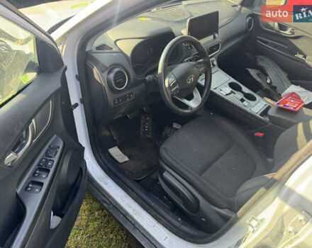 Белый Хендай Kona Electric, объемом двигателя 0 л и пробегом 50 тыс. км за 10599 $, фото 14 на Automoto.ua