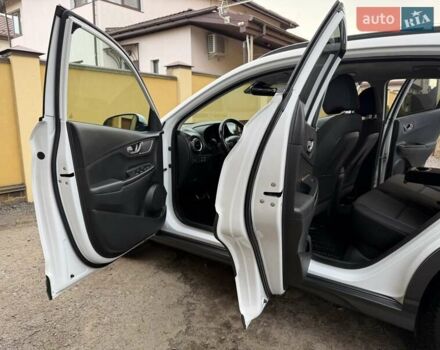 Білий Хендай Kona Electric, об'ємом двигуна 0 л та пробігом 64 тис. км за 14950 $, фото 63 на Automoto.ua