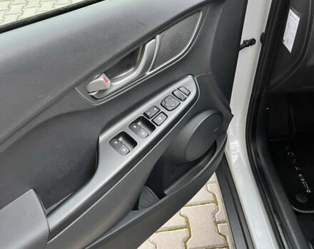 Белый Хендай Kona Electric, объемом двигателя 0 л и пробегом 136 тыс. км за 16950 $, фото 9 на Automoto.ua