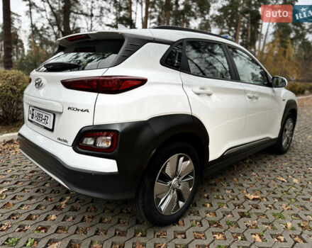 Белый Хендай Kona Electric, объемом двигателя 0 л и пробегом 58 тыс. км за 17499 $, фото 6 на Automoto.ua