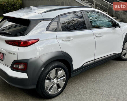 Белый Хендай Kona Electric, объемом двигателя 0 л и пробегом 115 тыс. км за 16900 $, фото 10 на Automoto.ua