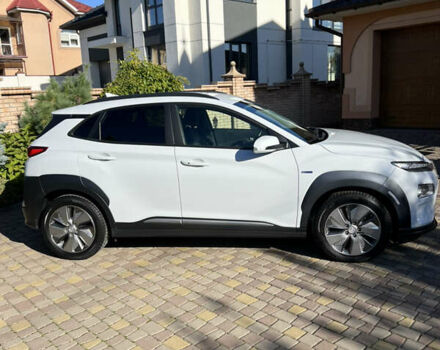 Белый Хендай Kona Electric, объемом двигателя 0 л и пробегом 88 тыс. км за 17900 $, фото 6 на Automoto.ua