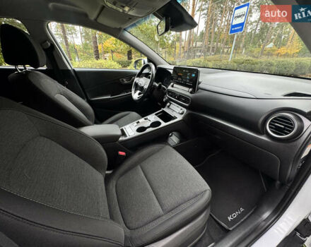 Белый Хендай Kona Electric, объемом двигателя 0 л и пробегом 103 тыс. км за 17999 $, фото 82 на Automoto.ua
