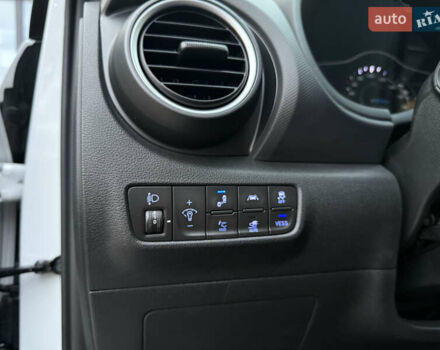 Белый Хендай Kona Electric, объемом двигателя 0 л и пробегом 96 тыс. км за 19500 $, фото 56 на Automoto.ua