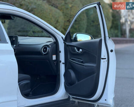 Белый Хендай Kona Electric, объемом двигателя 0 л и пробегом 80 тыс. км за 16900 $, фото 40 на Automoto.ua