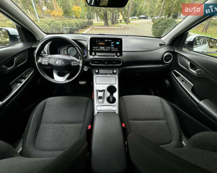 Белый Хендай Kona Electric, объемом двигателя 0 л и пробегом 103 тыс. км за 17999 $, фото 97 на Automoto.ua