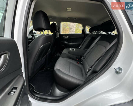 Белый Хендай Kona Electric, объемом двигателя 0 л и пробегом 58 тыс. км за 17499 $, фото 53 на Automoto.ua