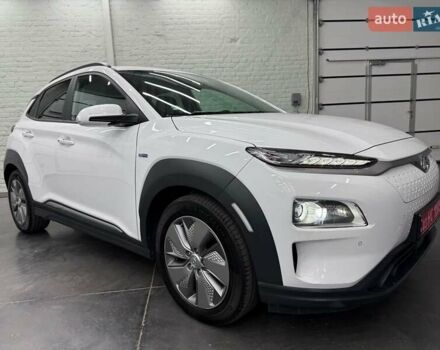 Белый Хендай Kona Electric, объемом двигателя 0 л и пробегом 92 тыс. км за 18983 $, фото 1 на Automoto.ua