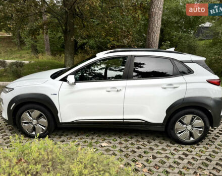 Белый Хендай Kona Electric, объемом двигателя 0 л и пробегом 103 тыс. км за 17999 $, фото 2 на Automoto.ua