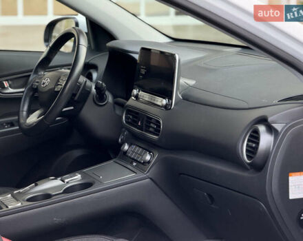 Белый Хендай Kona Electric, объемом двигателя 0 л и пробегом 150 тыс. км за 16960 $, фото 32 на Automoto.ua