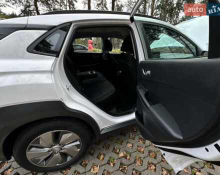 Белый Хендай Kona Electric, объемом двигателя 0 л и пробегом 58 тыс. км за 17499 $, фото 52 на Automoto.ua