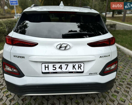 Белый Хендай Kona Electric, объемом двигателя 0 л и пробегом 103 тыс. км за 17999 $, фото 13 на Automoto.ua