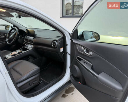 Белый Хендай Kona Electric, объемом двигателя 0 л и пробегом 96 тыс. км за 19500 $, фото 42 на Automoto.ua