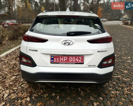 Білий Хендай Kona Electric, об'ємом двигуна 0 л та пробігом 59 тис. км за 17499 $, фото 4 на Automoto.ua