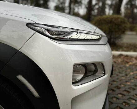 Белый Хендай Kona Electric, объемом двигателя 0 л и пробегом 58 тыс. км за 17499 $, фото 3 на Automoto.ua
