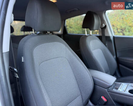 Белый Хендай Kona Electric, объемом двигателя 0 л и пробегом 80 тыс. км за 16900 $, фото 38 на Automoto.ua