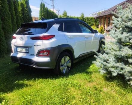 Белый Хендай Kona Electric, объемом двигателя 0 л и пробегом 65 тыс. км за 18700 $, фото 3 на Automoto.ua