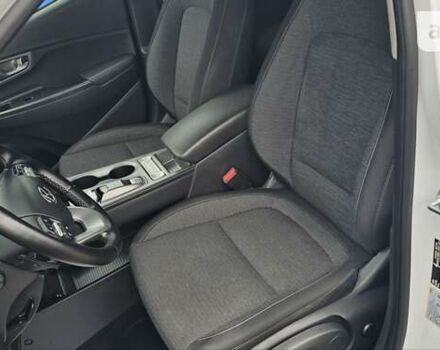 Белый Хендай Kona Electric, объемом двигателя 0 л и пробегом 50 тыс. км за 21500 $, фото 8 на Automoto.ua