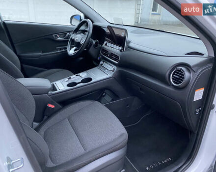 Белый Хендай Kona Electric, объемом двигателя 0 л и пробегом 166 тыс. км за 16900 $, фото 22 на Automoto.ua