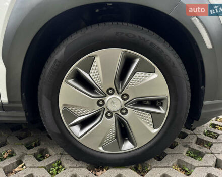 Белый Хендай Kona Electric, объемом двигателя 0 л и пробегом 103 тыс. км за 17999 $, фото 40 на Automoto.ua