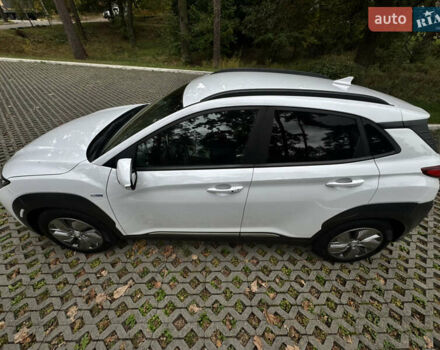 Белый Хендай Kona Electric, объемом двигателя 0 л и пробегом 103 тыс. км за 17999 $, фото 121 на Automoto.ua