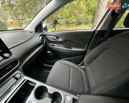 Белый Хендай Kona Electric, объемом двигателя 0 л и пробегом 103 тыс. км за 17999 $, фото 128 на Automoto.ua
