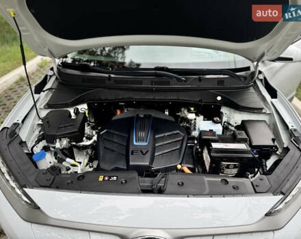 Белый Хендай Kona Electric, объемом двигателя 0 л и пробегом 103 тыс. км за 17999 $, фото 81 на Automoto.ua