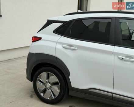 Белый Хендай Kona Electric, объемом двигателя 0 л и пробегом 96 тыс. км за 19500 $, фото 12 на Automoto.ua