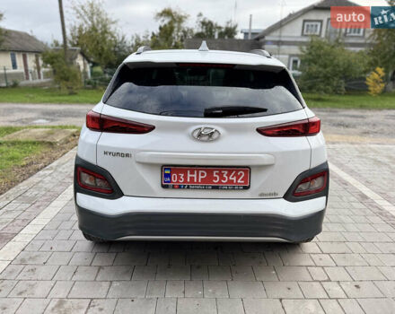 Белый Хендай Kona Electric, объемом двигателя 0 л и пробегом 107 тыс. км за 18465 $, фото 3 на Automoto.ua