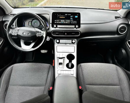 Белый Хендай Kona Electric, объемом двигателя 0 л и пробегом 103 тыс. км за 17999 $, фото 3 на Automoto.ua