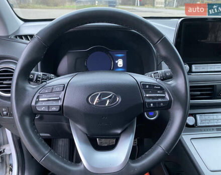 Белый Хендай Kona Electric, объемом двигателя 0 л и пробегом 166 тыс. км за 16900 $, фото 25 на Automoto.ua