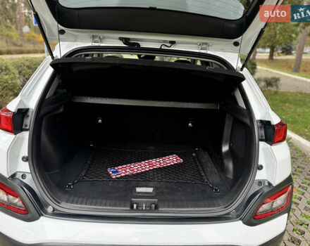 Белый Хендай Kona Electric, объемом двигателя 0 л и пробегом 103 тыс. км за 17999 $, фото 55 на Automoto.ua