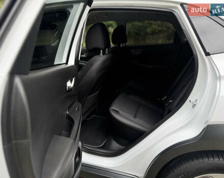 Белый Хендай Kona Electric, объемом двигателя 0 л и пробегом 103 тыс. км за 17999 $, фото 51 на Automoto.ua