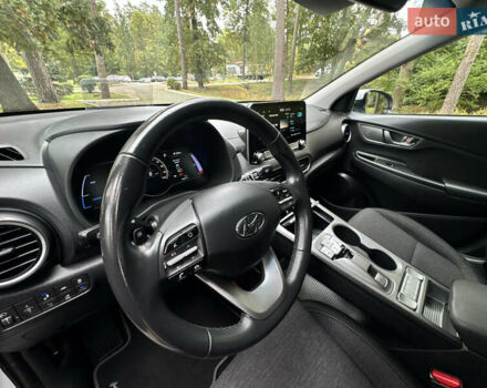 Белый Хендай Kona Electric, объемом двигателя 0 л и пробегом 103 тыс. км за 17999 $, фото 113 на Automoto.ua