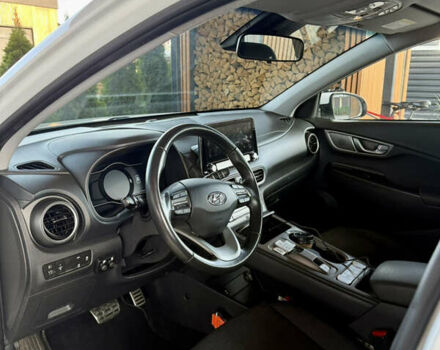 Белый Хендай Kona Electric, объемом двигателя 0 л и пробегом 95 тыс. км за 17500 $, фото 19 на Automoto.ua