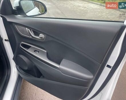 Білий Хендай Kona Electric, об'ємом двигуна 0 л та пробігом 158 тис. км за 16500 $, фото 21 на Automoto.ua