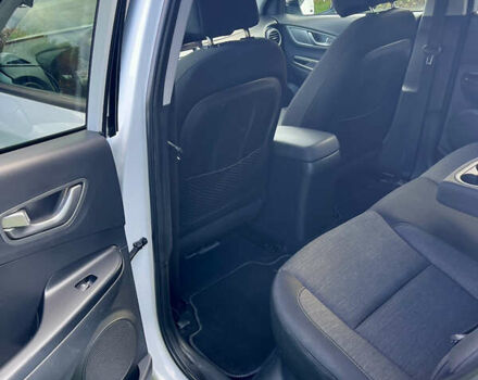 Белый Хендай Kona Electric, объемом двигателя 0 л и пробегом 115 тыс. км за 16900 $, фото 50 на Automoto.ua