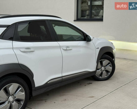 Белый Хендай Kona Electric, объемом двигателя 0 л и пробегом 96 тыс. км за 19500 $, фото 22 на Automoto.ua