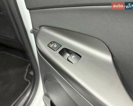 Белый Хендай Kona Electric, объемом двигателя 0 л и пробегом 92 тыс. км за 18983 $, фото 30 на Automoto.ua