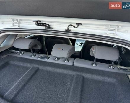 Білий Хендай Kona Electric, об'ємом двигуна 0 л та пробігом 64 тис. км за 14950 $, фото 127 на Automoto.ua